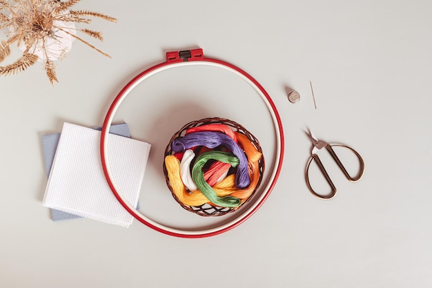 Radosna osoba trzymająca haft